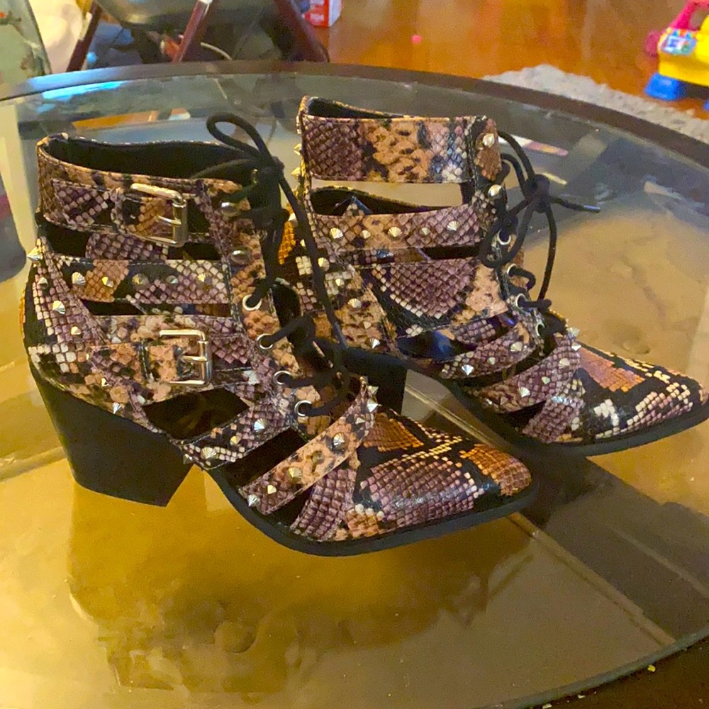 Sam Edelman size 8 1/5 cutout booties